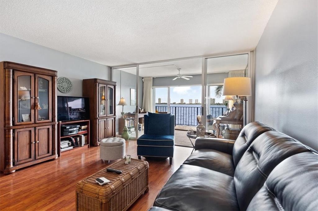 Lake Harbour Towers - Residential
