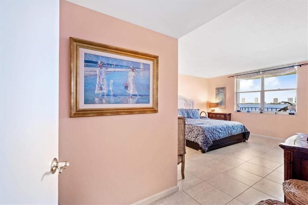Lake Harbour Towers - Residential