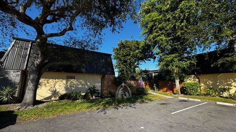 LOW HOA FEE TOWNHOUSES FOR SALE IN PALM BEACH COUNTY 2494 Waterside Drive 4c Lake Worth FL 33461