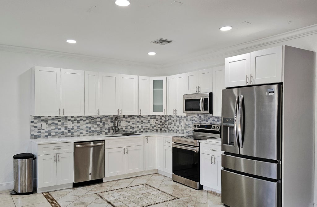 Photo of 213 TALIA Circle, Palm Springs, FL 33461 (MLS # B26069069)