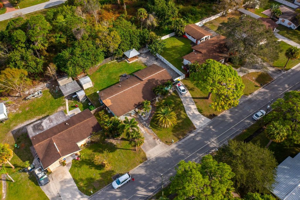 Photo of 1604 Edgevale Road, Fort Pierce, FL 34982 (MLS # R10955464)