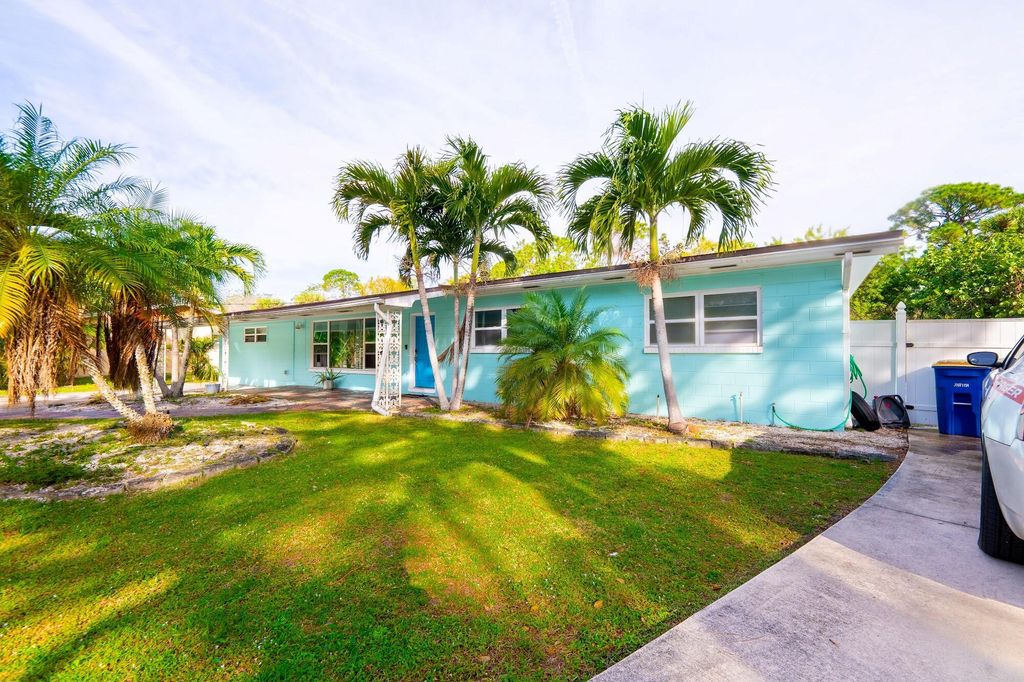 Photo of 1604 Edgevale Road, Fort Pierce, FL 34982 (MLS # R10955464)