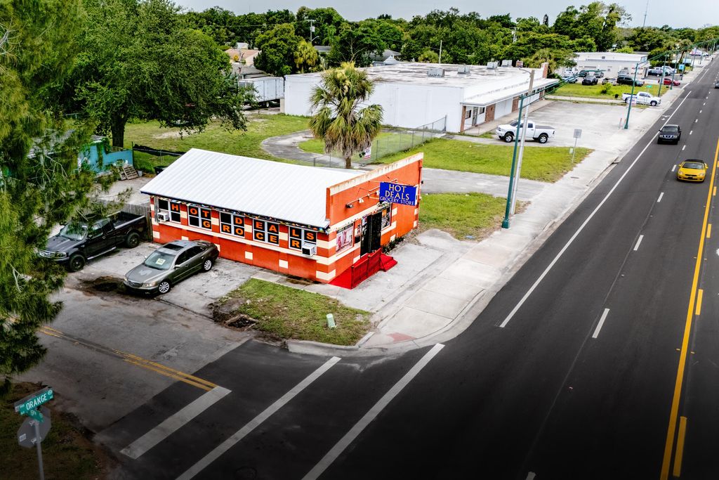 Photo of 1901 Orange Avenue, Fort Pierce, FL 34950 (MLS # R11101164)