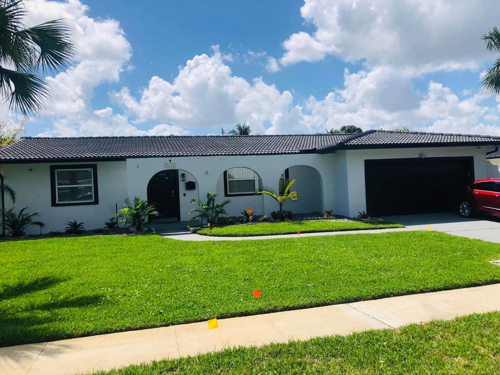 Photo of 6220 SW 14th Street, Plantation, FL 33317 (MLS # B26041531)