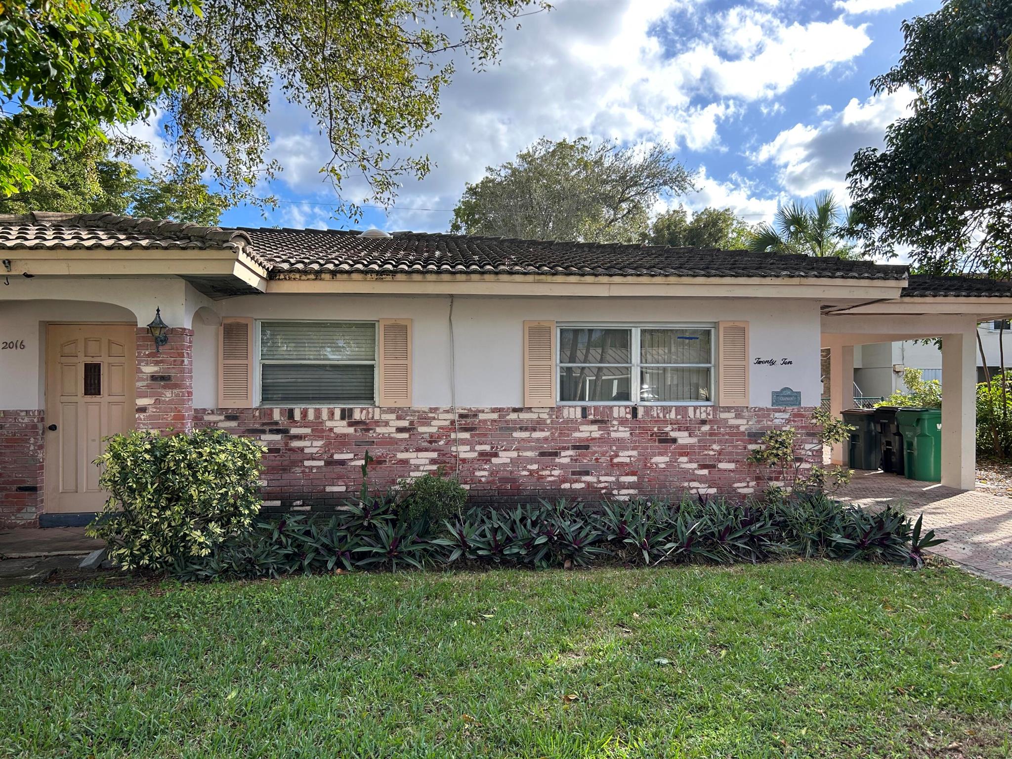 *** NOW AVAILABLE FOR INVESTOR OFFRS*** Located in the desirable community of Lighthouse Point, this ****half duplex**** offers an incredible opportunity to create your dream home. With an open floor plan, a spacious Florida room, an in-house laundry room, and a covered carport, the possibilities are endless. *** CASH ONLY BUYERS****Bring your creative vision to life by designing the perfect kitchen, selecting finishes for the bathrooms, and adding your style to every corner; while building equity and make your dream home a reality. ***This property is part of first look offeree program and will be marketed first 30 days (February 24th 2025) to owner occupants.****