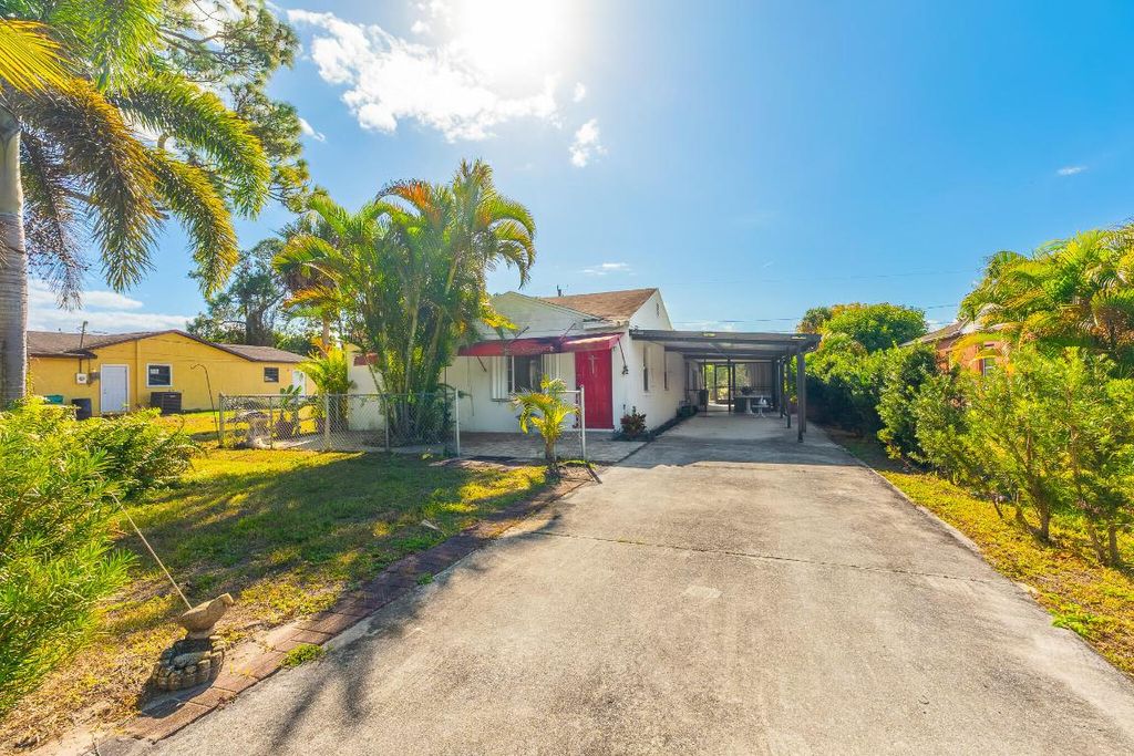 Photo of 4001 Avenue O, Fort Pierce, FL 34947 (MLS # R11156919)