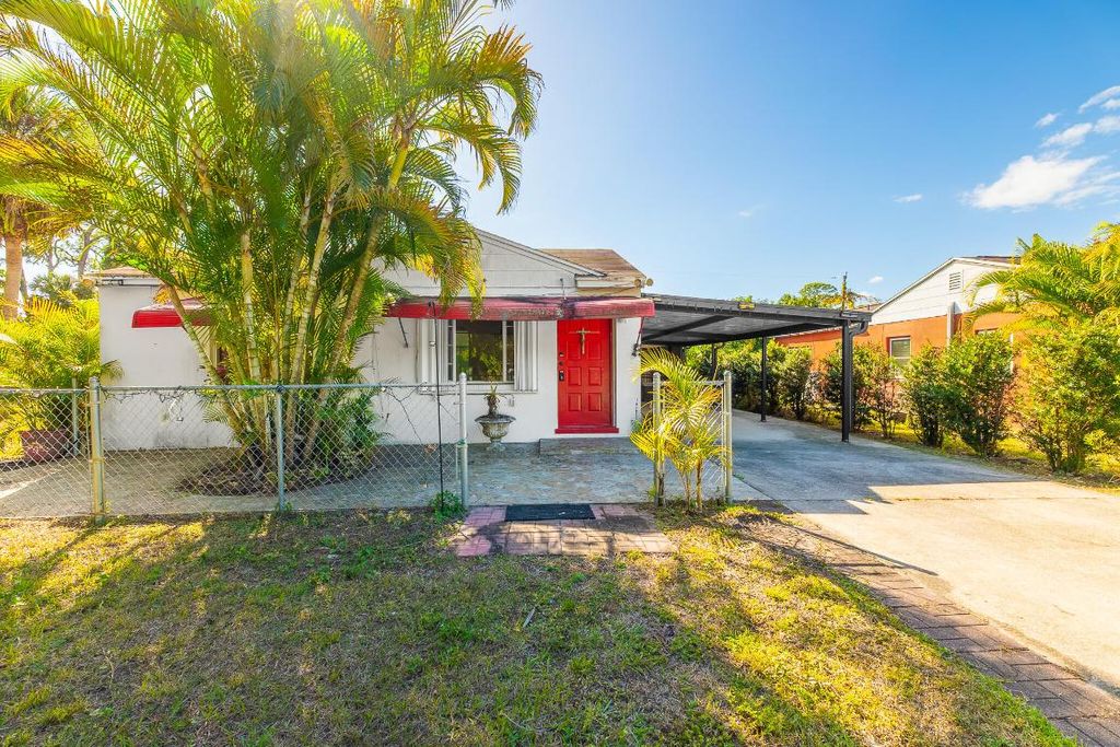 Photo of 4001 Avenue O, Fort Pierce, FL 34947 (MLS # R11156919)