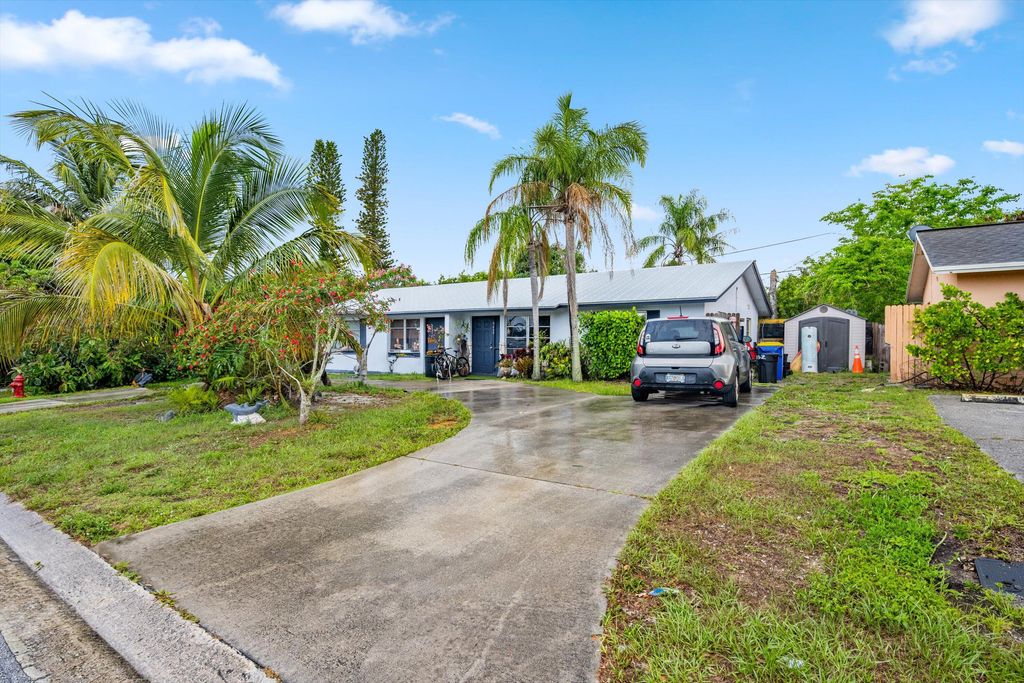 Photo of 9052 SE Parkway Drive, Hobe Sound, FL 33455 (MLS # R11095178)