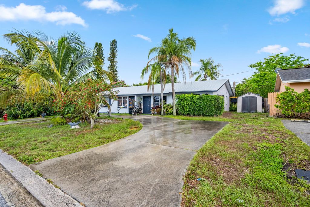 Photo of 9052 SE Parkway Drive, Hobe Sound, FL 33455 (MLS # R11095178)