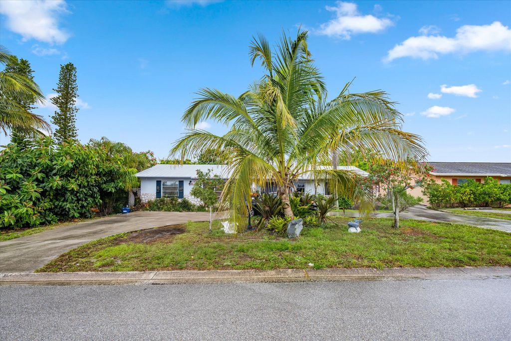 Photo of 9052 SE Parkway Drive, Hobe Sound, FL 33455 (MLS # R11095178)