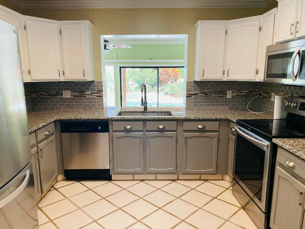 437 NE Bayberry Lane