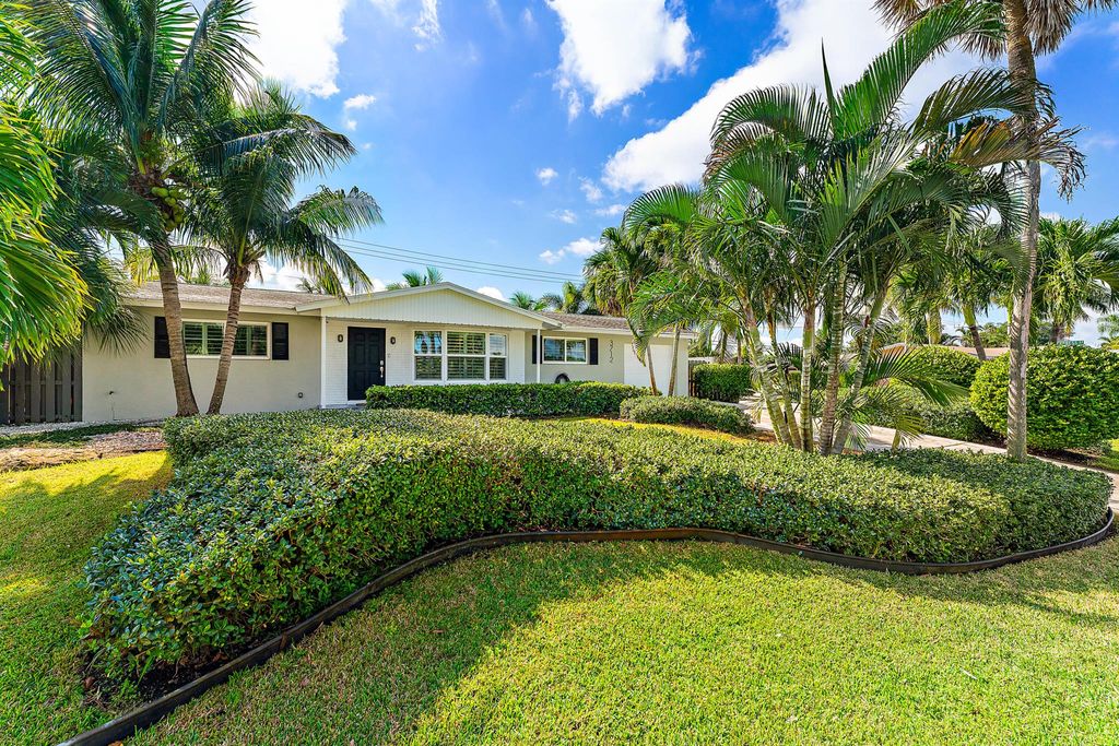 Photo of 3712 Lighthouse Drive, Palm Beach Gardens, FL 33410 (MLS # R10937329)