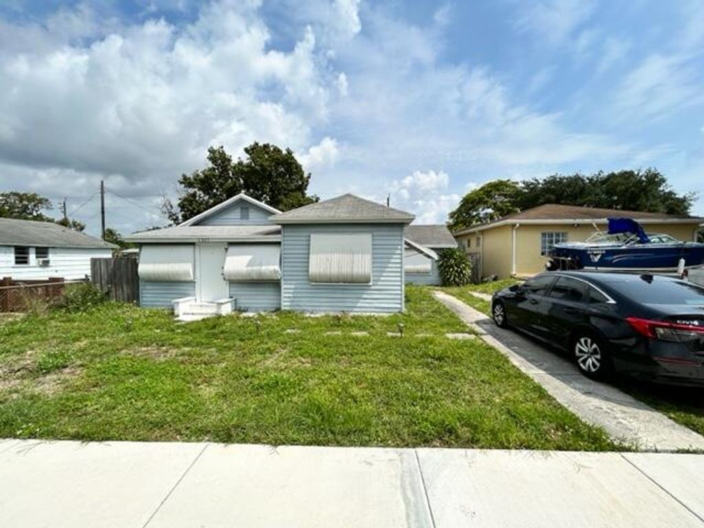 Photo of 2307 Wilson Street, Hollywood, FL 33020 (MLS # B26014332)
