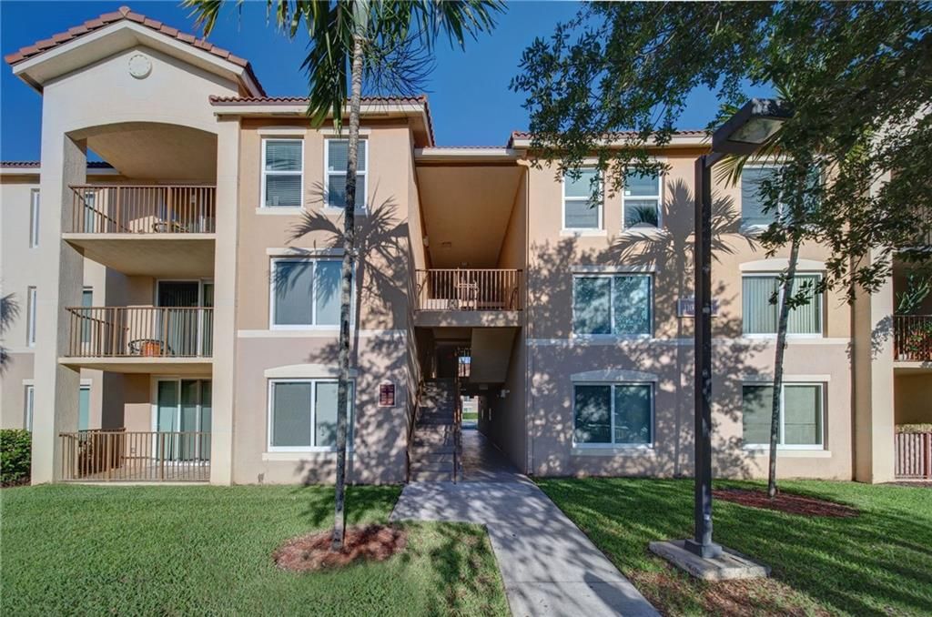 Photo of 1020 Villa Ln #1020, Boynton Beach, FL 33435 (MLS # F10281436)