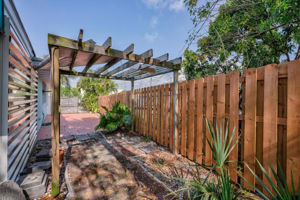 RIVIERA SHORES - Residential