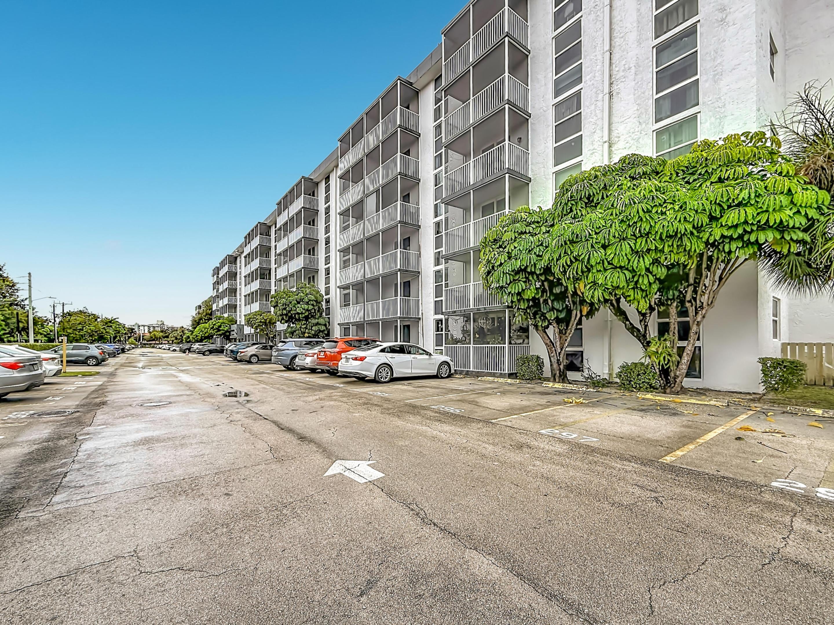 16851 NE 23RD Avenue A608, North Miami Beach, FL, 33160/$134,900 2 16851 NE 23RD Avenue A608