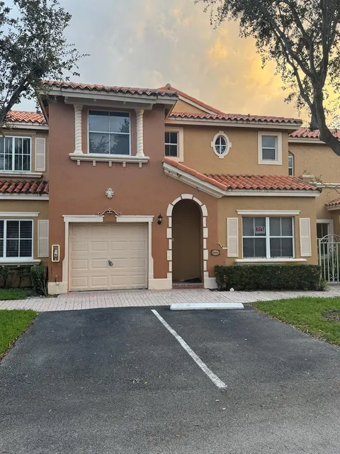 8424 NW 139th Ter Unit 2704, Miami Lakes, FL MLS: F10468530