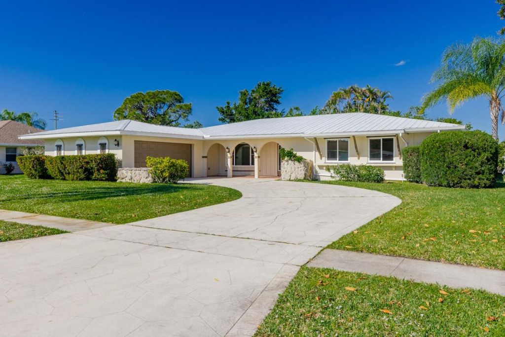 Photo of 1425 SE Sunshine Avenue, Port Saint Lucie, FL 34952 (MLS # R10969238)