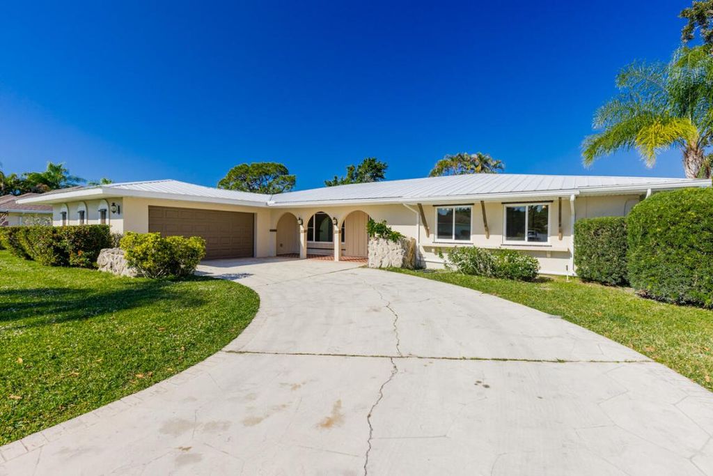 Photo of 1425 SE Sunshine Avenue, Port Saint Lucie, FL 34952 (MLS # R10969238)