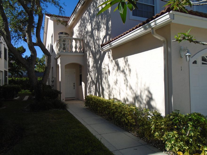 1ST FLOOR--CORNER-- LIGHT BEAUTIFULL 3BEDROOM 2 BATH IMMACULATE - MOVE IN  CONDITION NOTHING TO BE DONE ALL LIVING AREAS TILED CARPETED BEDROOMS.GATED CONDO LIVING AT YOUR FINEST- PET FRIENDLY- CLUBHOUSE WALKING DISTANCE THIS EXPERTLY MANAGED CONDO MAINTAINS YOUR EXTERIOR INCLUDING YOUR ROOF 
GREAT BOCA SCHOOL SYSTEM

PLEASE CALL TO ARRANGE A PROPERTY VIEWING AND AVOID MISSING OUT.