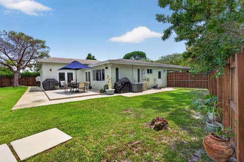 Tiny photo for 451 NE 48th Court, Oakland Park, FL 33334 (MLS # B26027401)