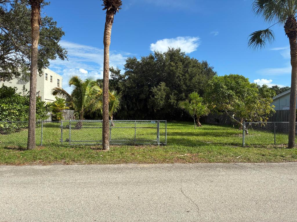 YACHT CLUB ESTATES - Land