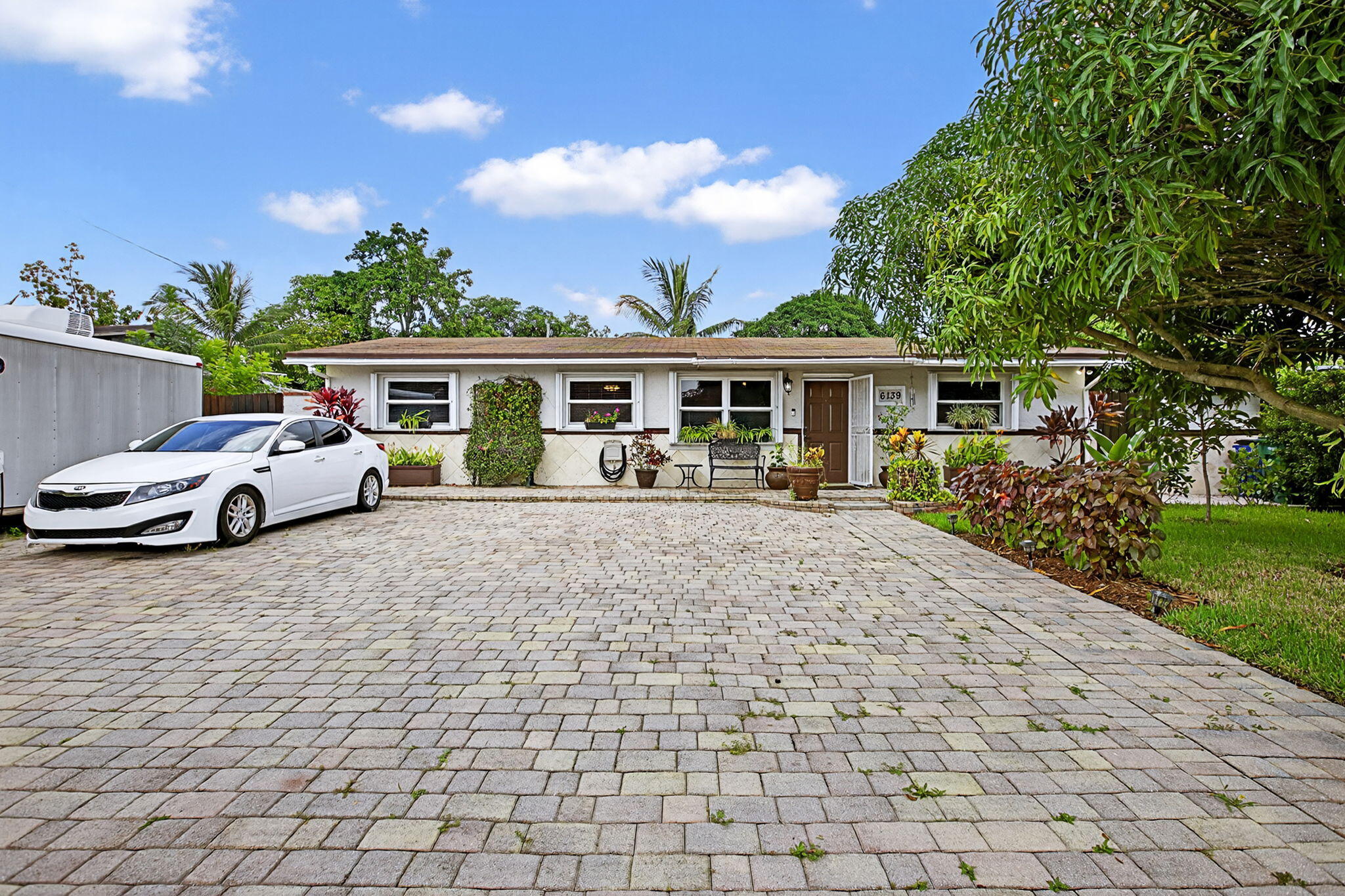 6139 SW 3rd Street, Margate, FL, 33068/$499,000 1 6139 SW 3rd Street