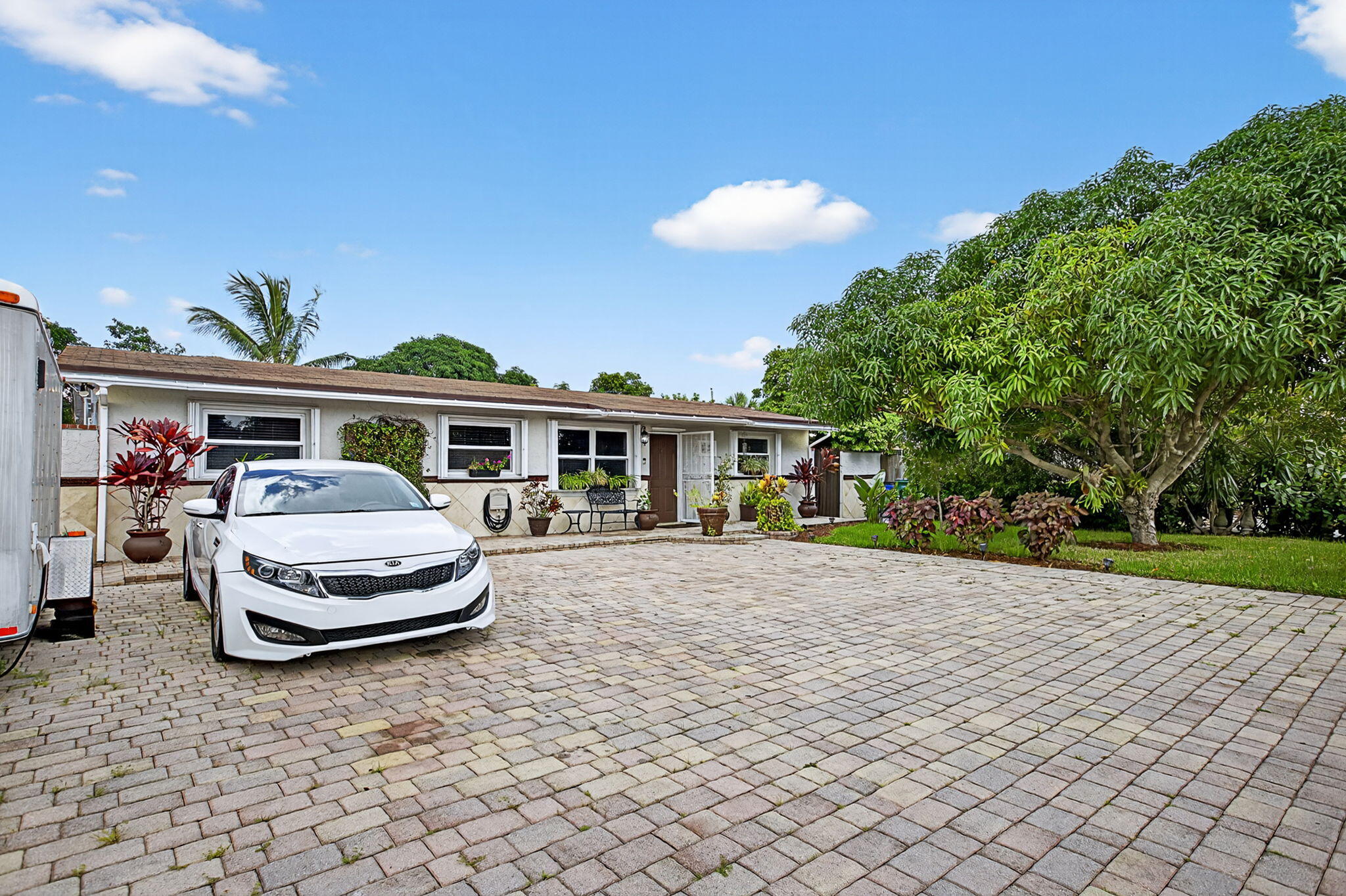 6139 SW 3rd Street, Margate, FL, 33068/$499,000 2 6139 SW 3rd Street