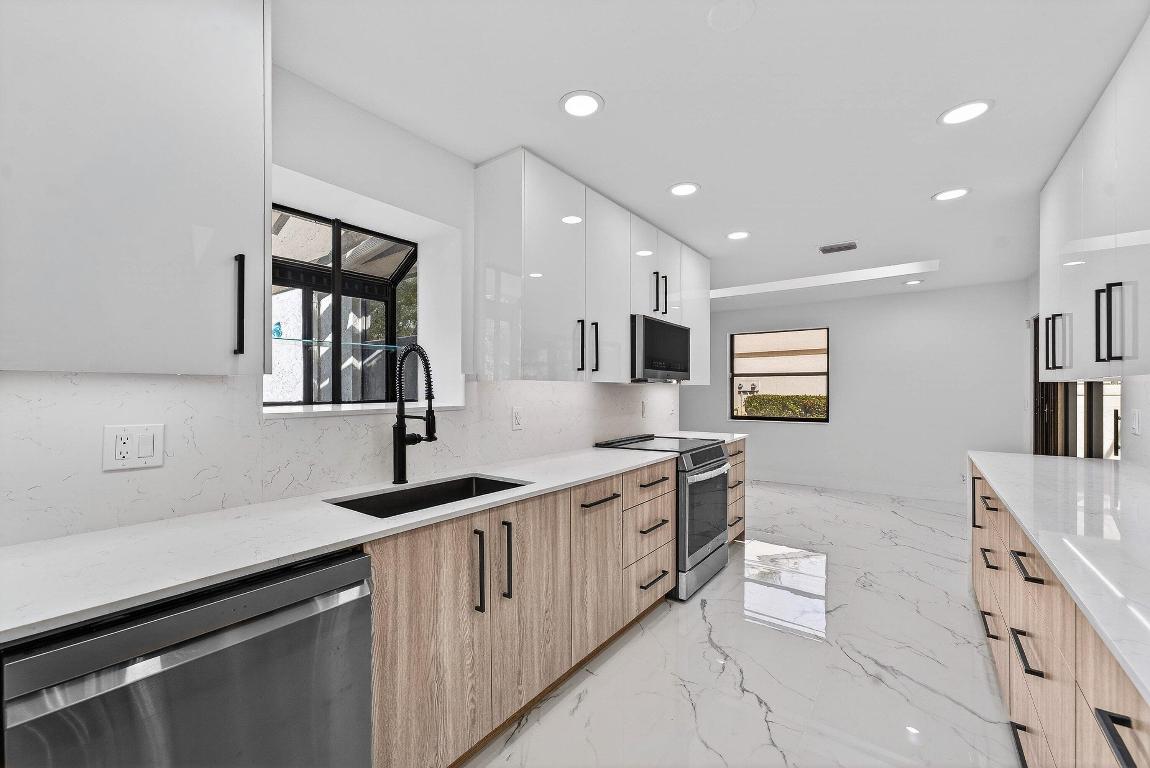 ESSEX AT HUNTERS RUN CONDO - Residential