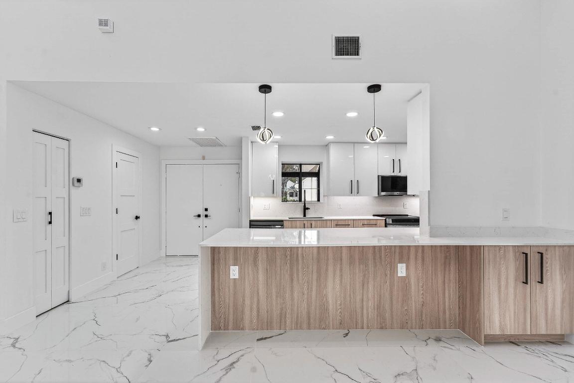 ESSEX AT HUNTERS RUN CONDO - Residential