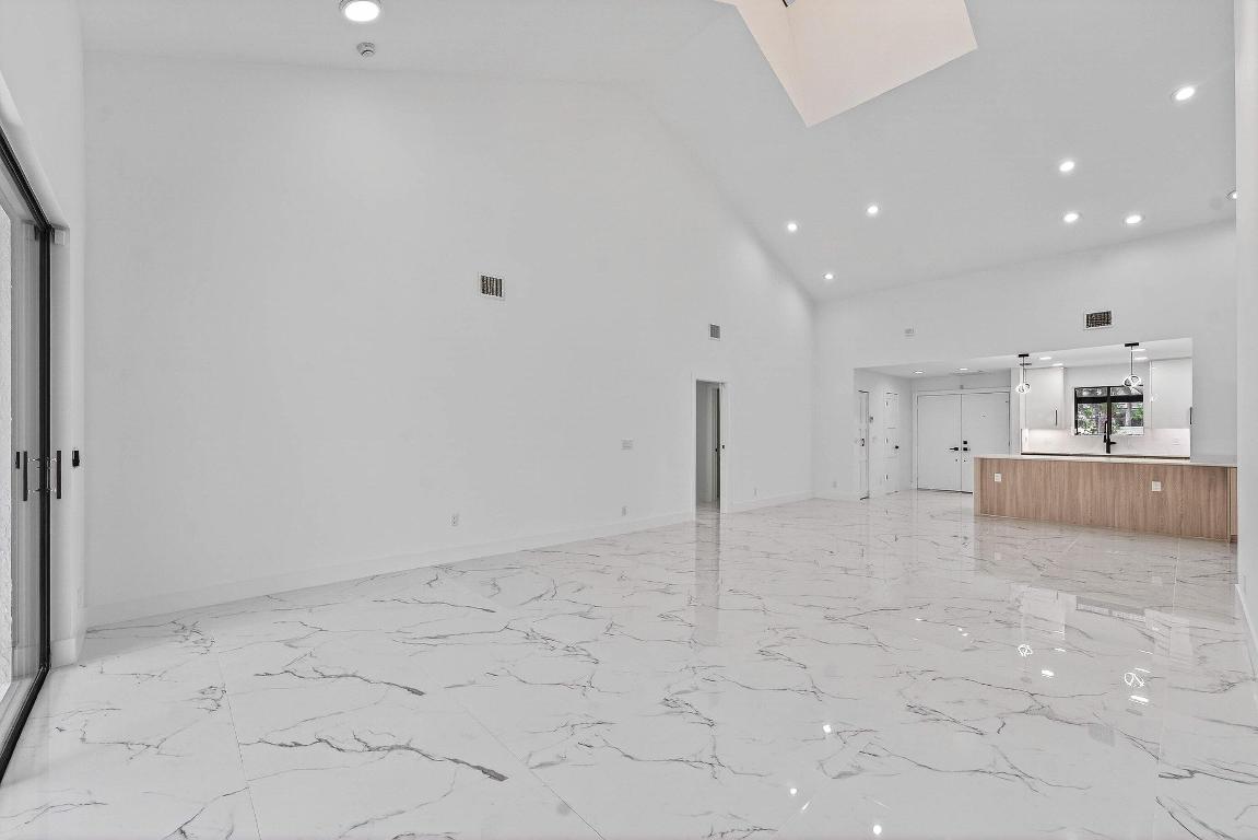 ESSEX AT HUNTERS RUN CONDO - Residential