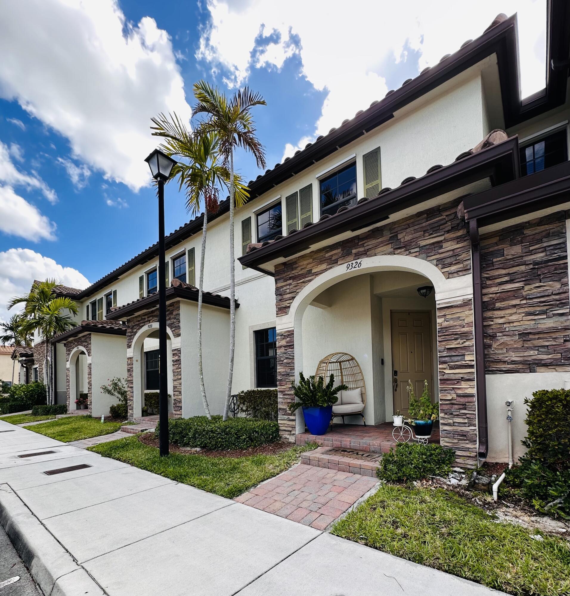 9326 W 33rd Lane, Hialeah, FL, 33018/$500,000 2 9326 W 33rd Lane