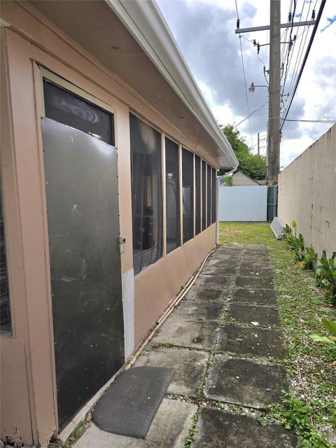 Tiny photo for 2420 N 59TH Terrace, Hollywood, FL 33021 (MLS # B26078837)