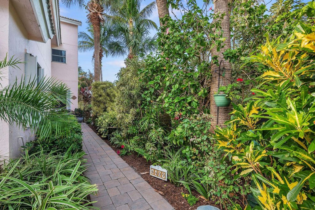 Photo of 4409 N Fairway Dr Drive N, Jupiter, FL 33477 (MLS # B26010693)