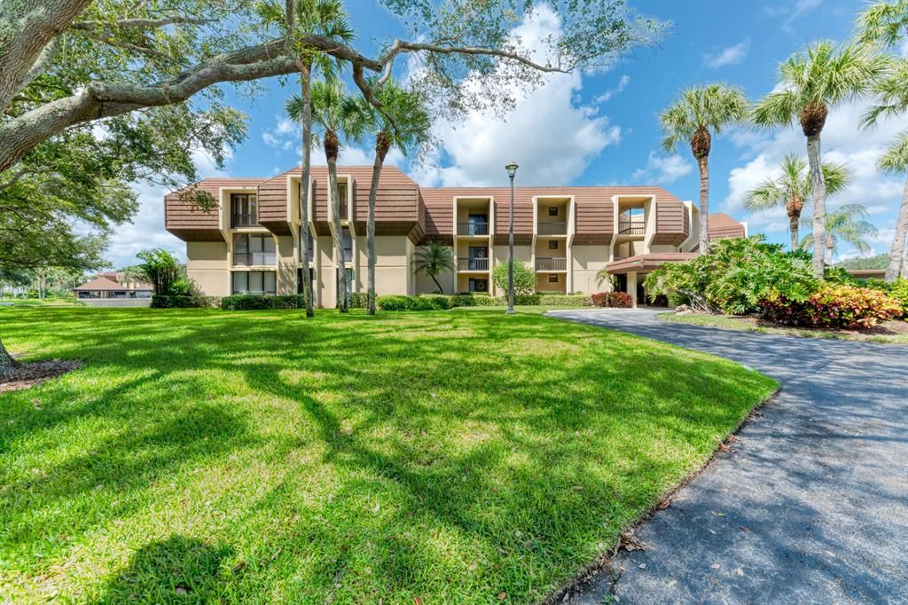 Photo of 5344 Woodland Lakes Drive #120, Palm Beach Gardens, FL 33418 (MLS # R10738941)