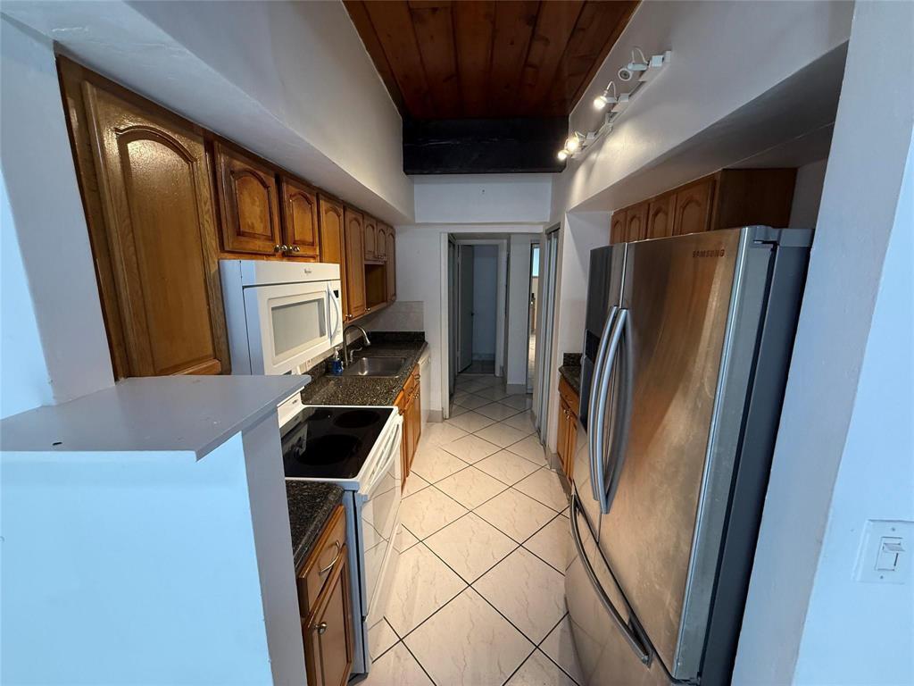 19428 NE 26th Avenue 103b, Miami, FL, 33180/$379,000 3 19428 NE 26th Avenue 103b