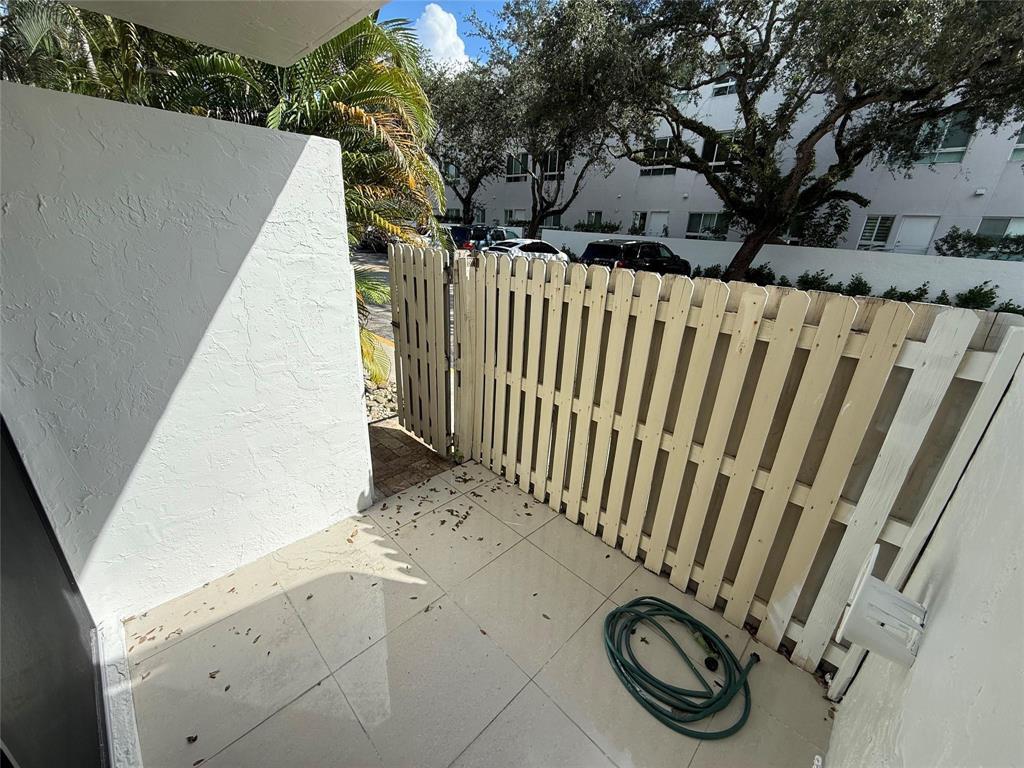 19428 NE 26th Avenue 103b, Miami, FL, 33180/$379,000 2 19428 NE 26th Avenue 103b