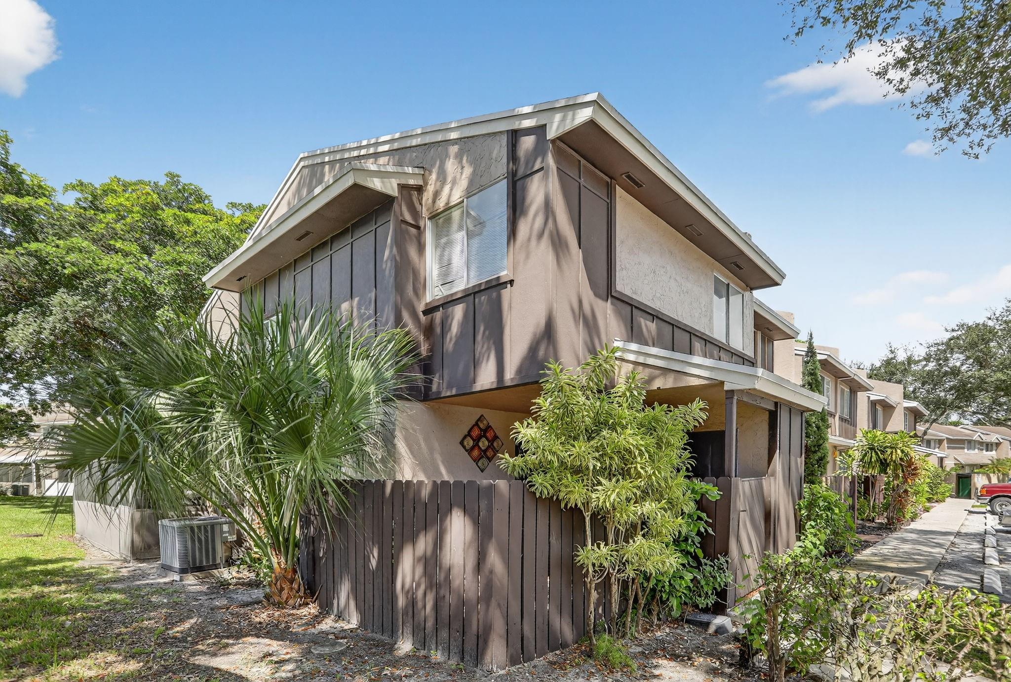THE HAMPTONS - Residential
