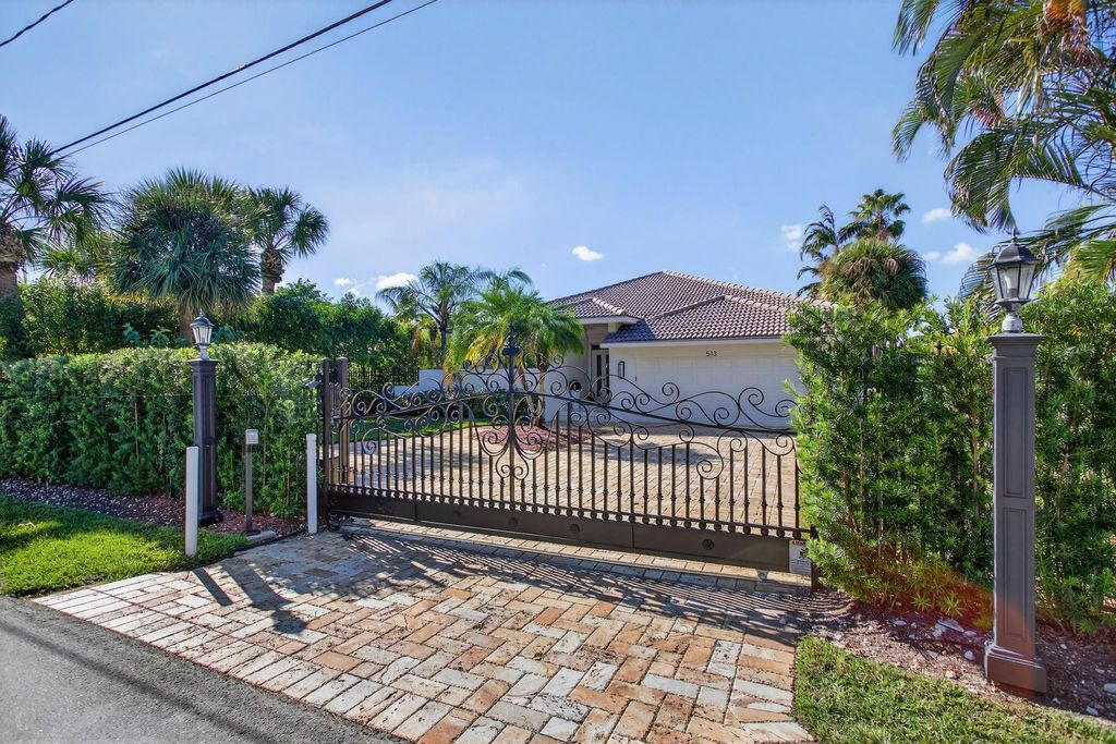 Photo of 513 S Riverside Drive, Pompano Beach, FL 33062 (MLS # F10540056)