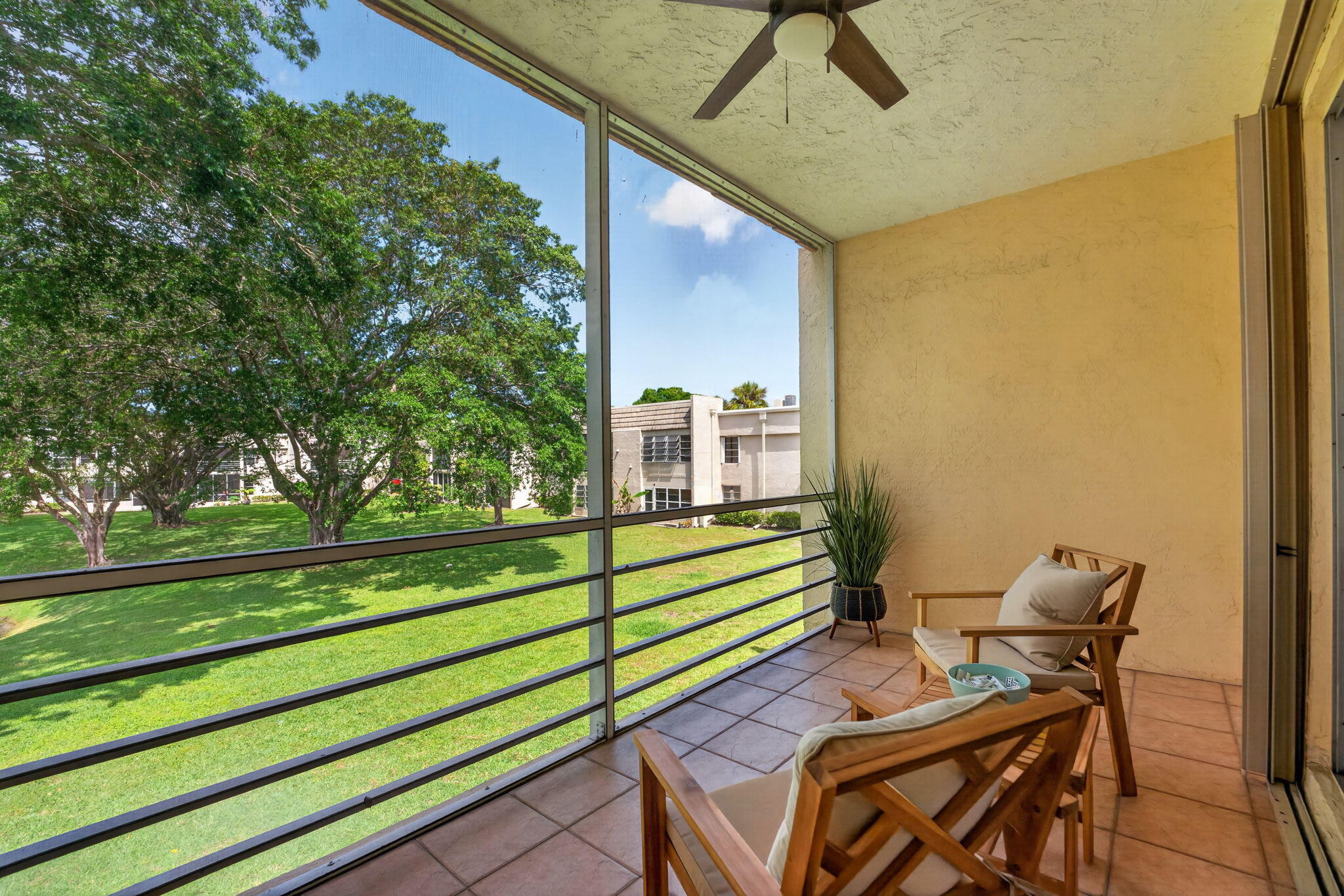 LAGO DEL REY CONDO - Residential