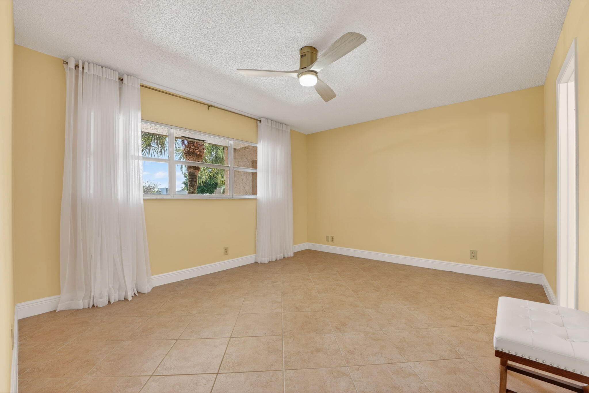 LAGO DEL REY CONDO - Residential