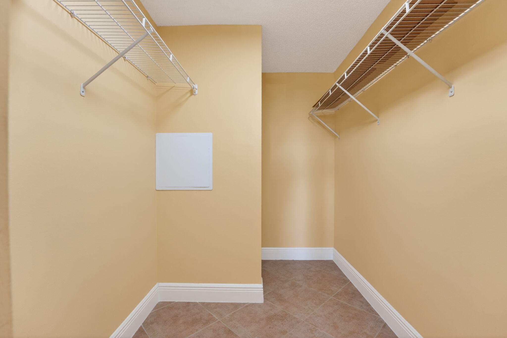 LAGO DEL REY CONDO - Residential