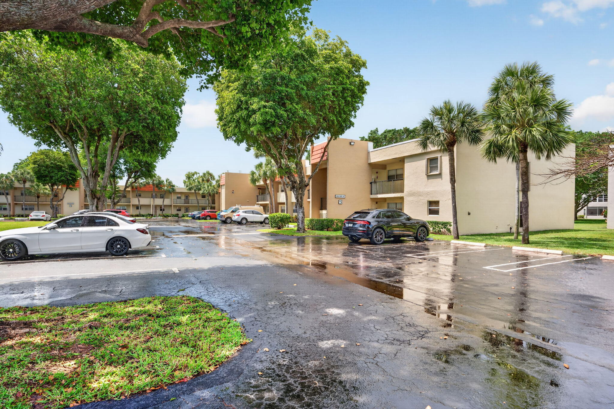 LAGO DEL REY CONDO - Residential