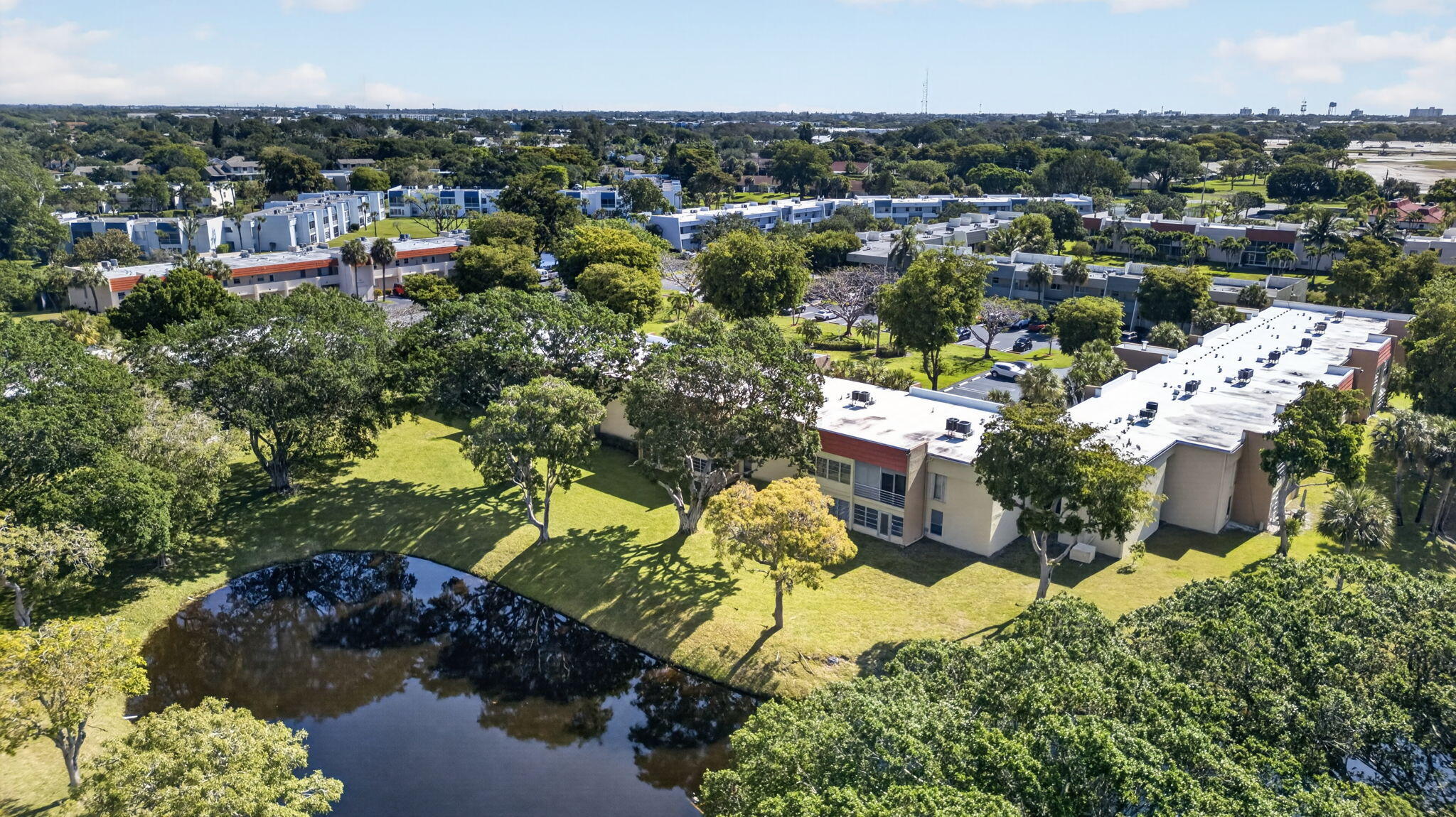 LAGO DEL REY CONDO - Residential