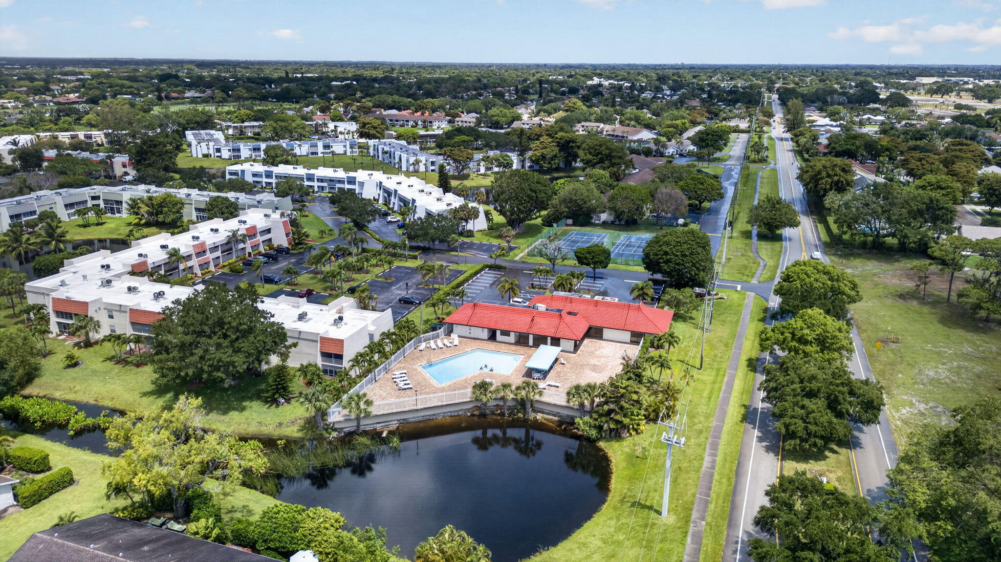 LAGO DEL REY CONDO - Residential