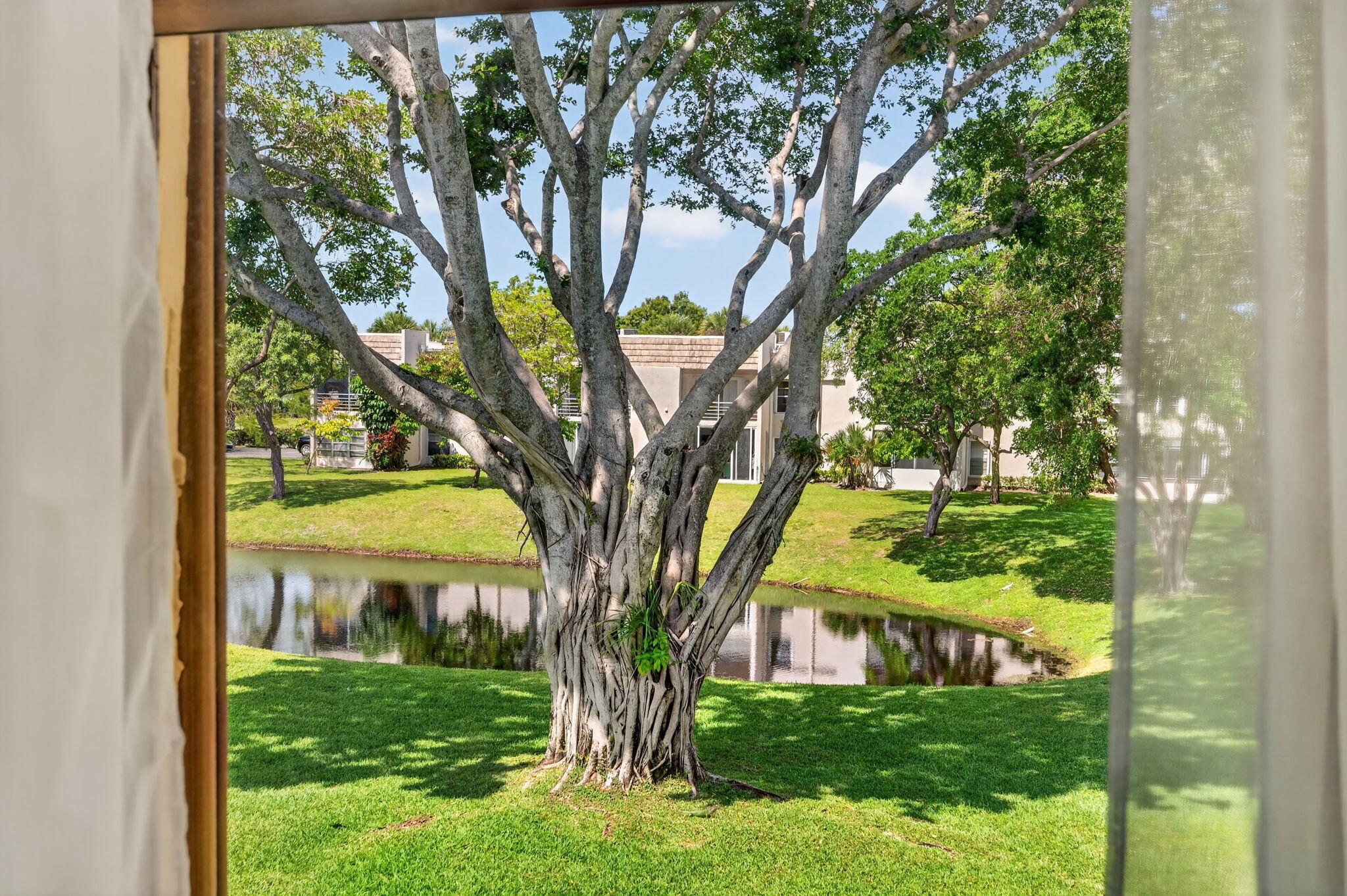 LAGO DEL REY CONDO - Residential