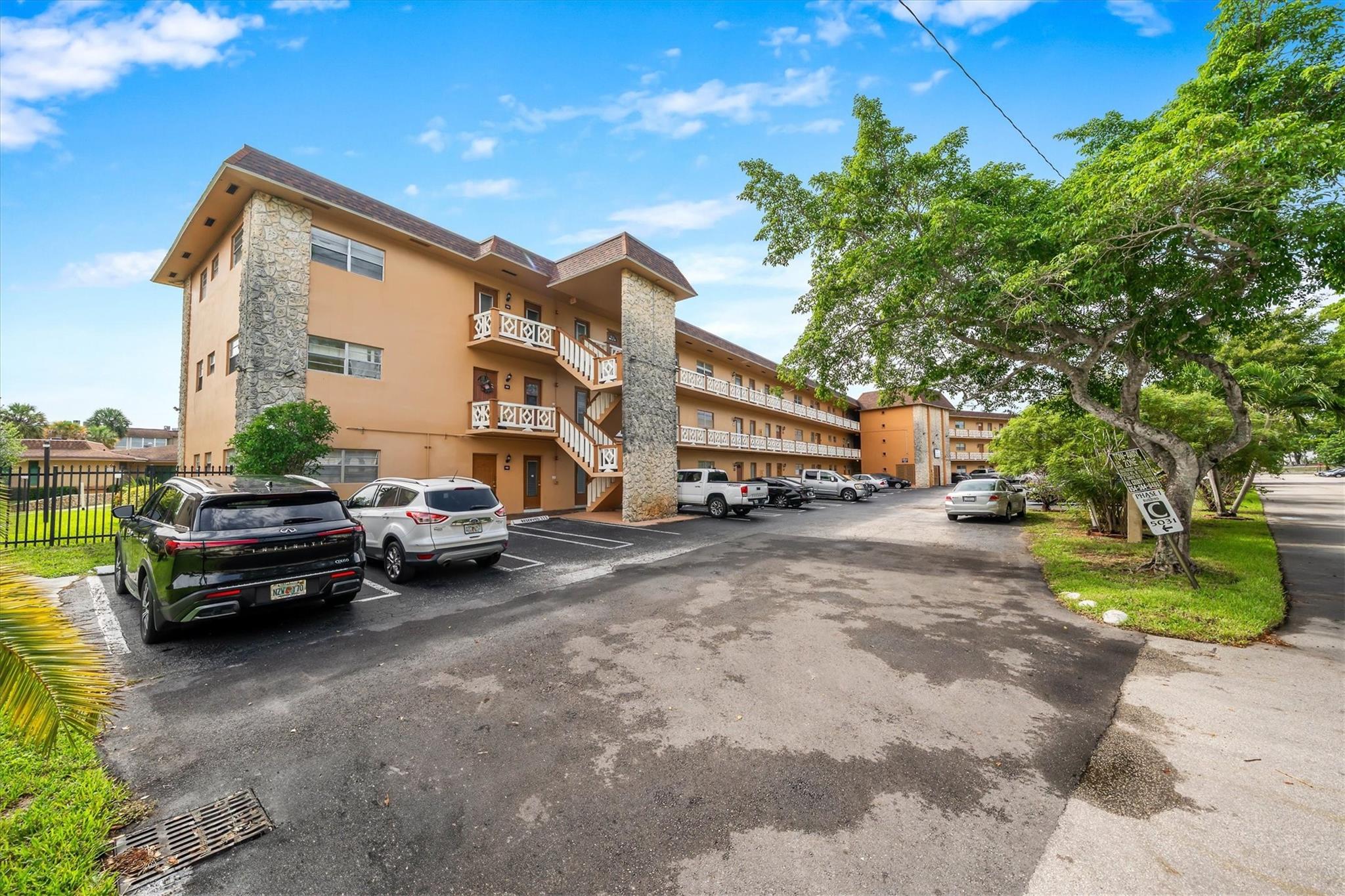 Welcome to this ready to move-in first floor unit with update kitchen and bathroom. ONLY requires one owner to be 55+. A clubhouse and pool near by easy access. Closed by shopping center and restaurants.