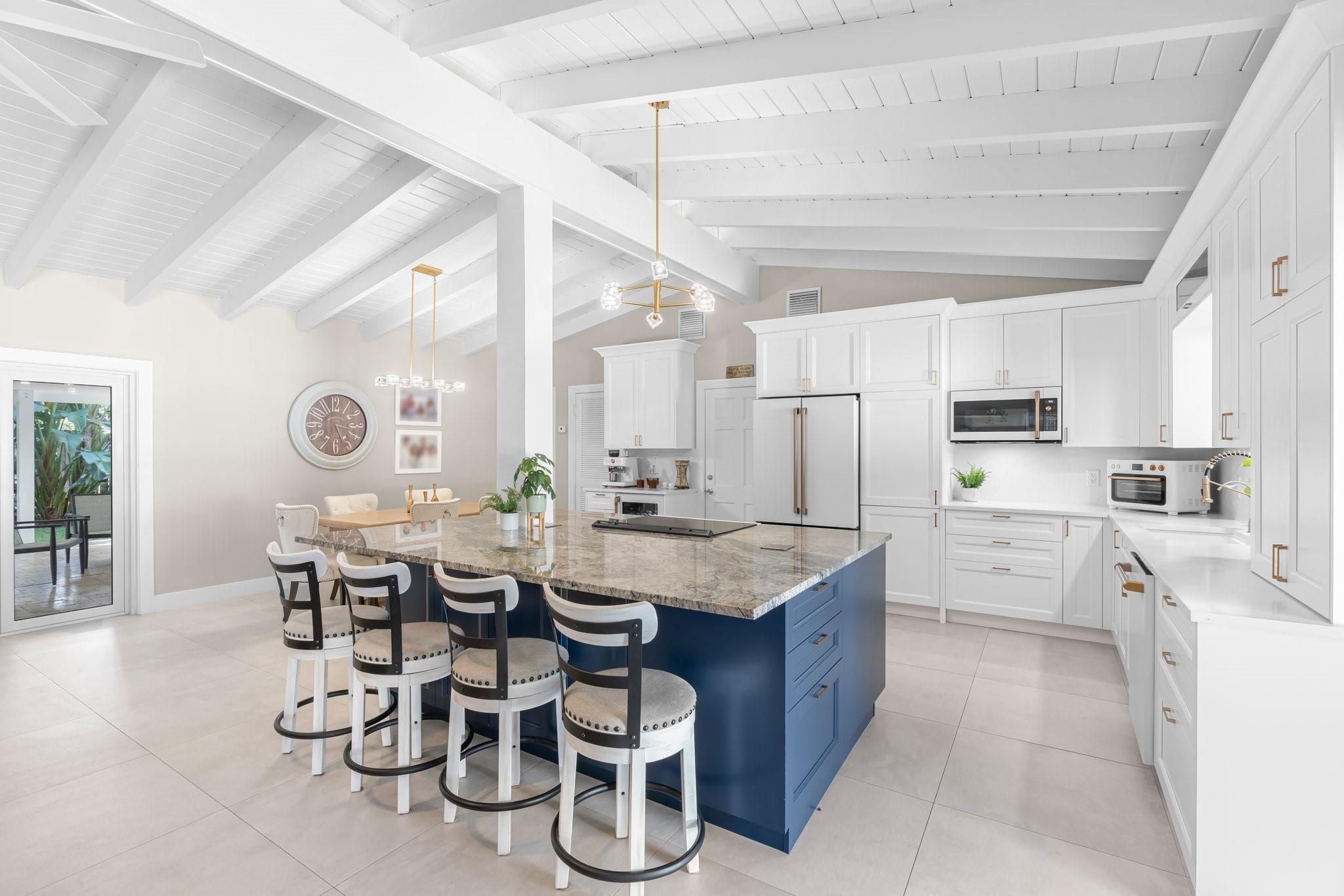 2449 Bayview Dr