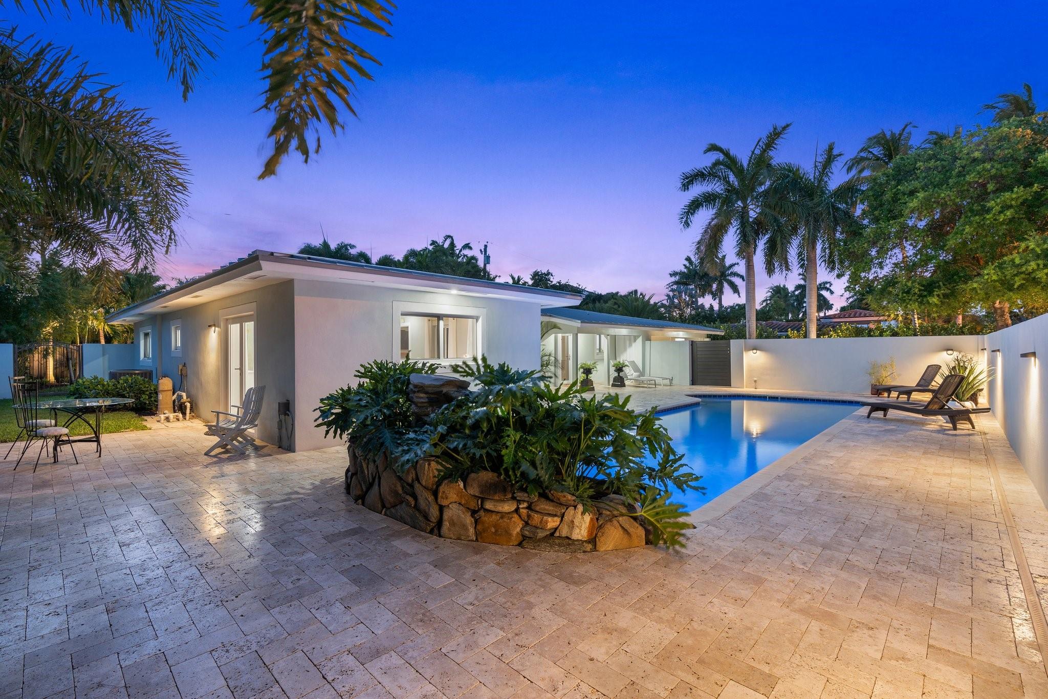 2449 Bayview Dr