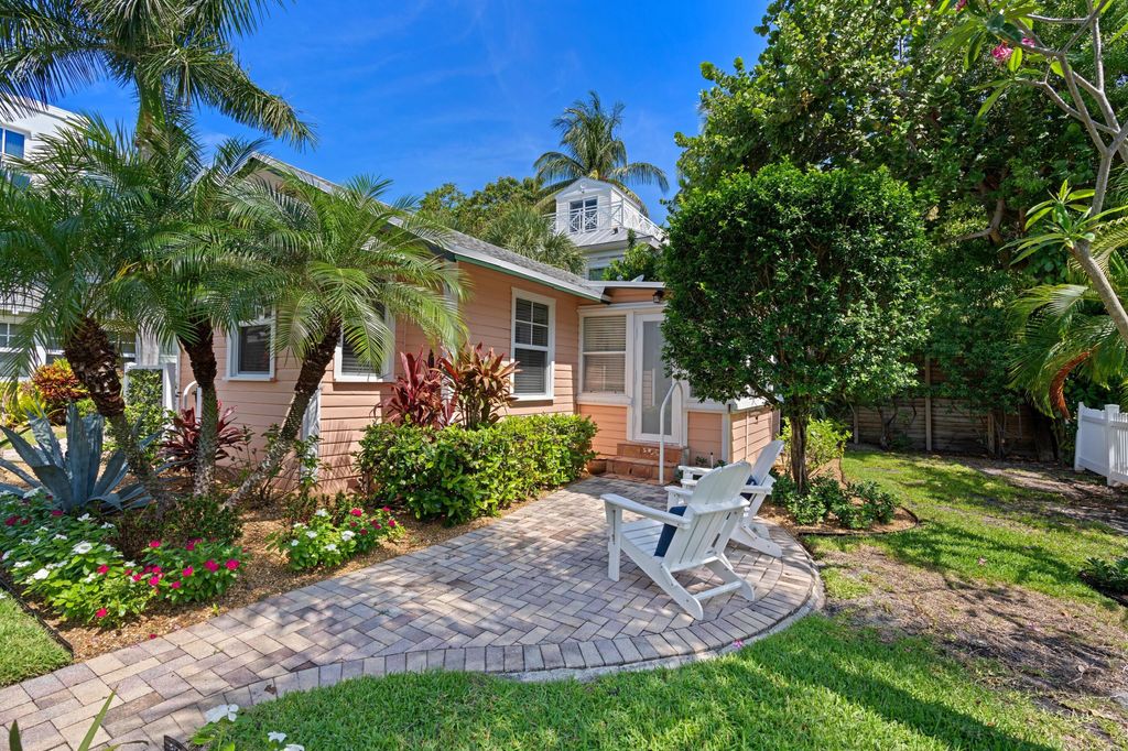 Photo of 118 SE 7th Avenue, Delray Beach, FL 33483 (MLS # R11116780)